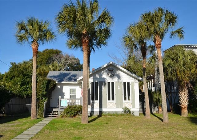 Tybee Daze Cottage - front view.