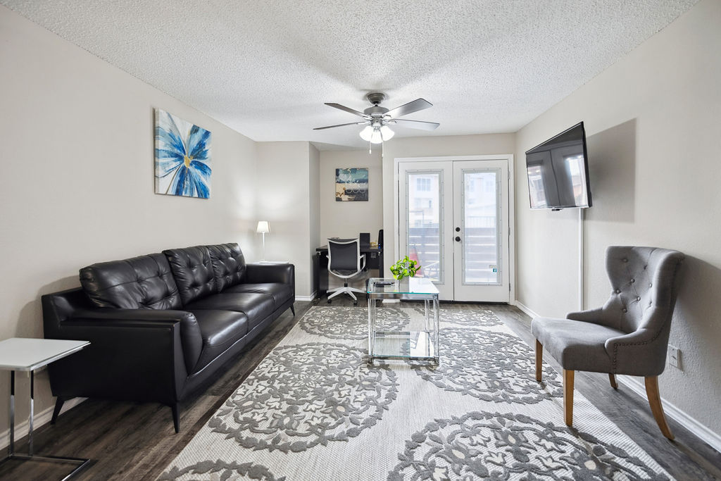 I041 - Apt|Patio|10mi to Convention Ctr|Sleeps 4