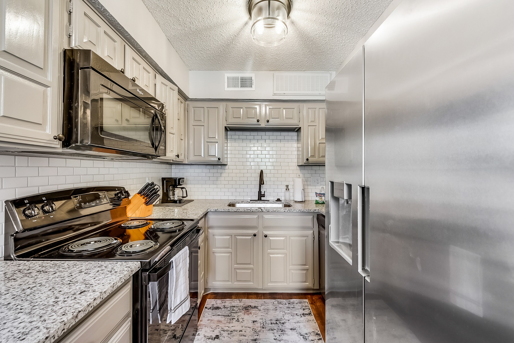 I45 - Apt|Patio|11mi to Convention Ctr|Sleeps 2 | Photo 6