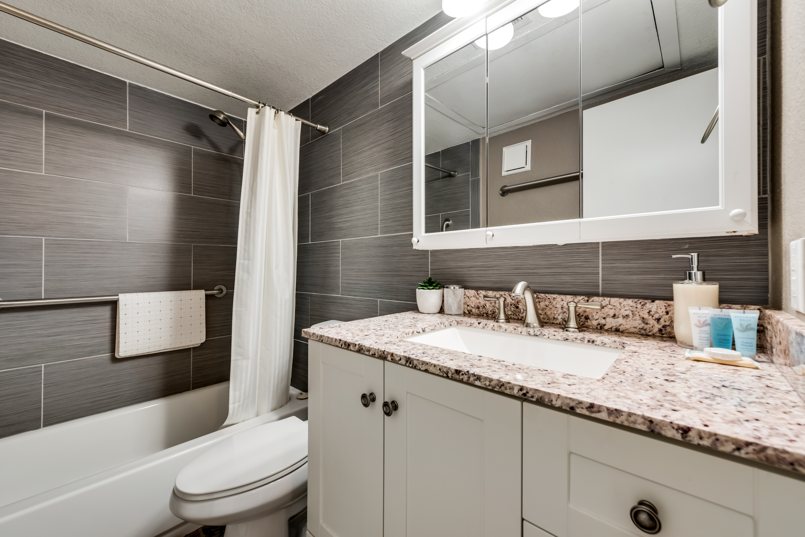 I63 - Apt|Patio|11mi to Convention Ctr|Sleeps 2 | Photo 2