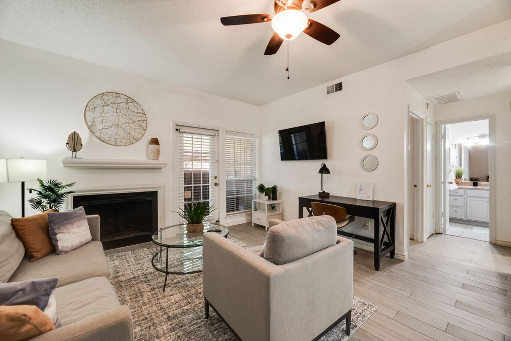 I114– Private King Retreat | DFW 10 Min | Yard+W/D