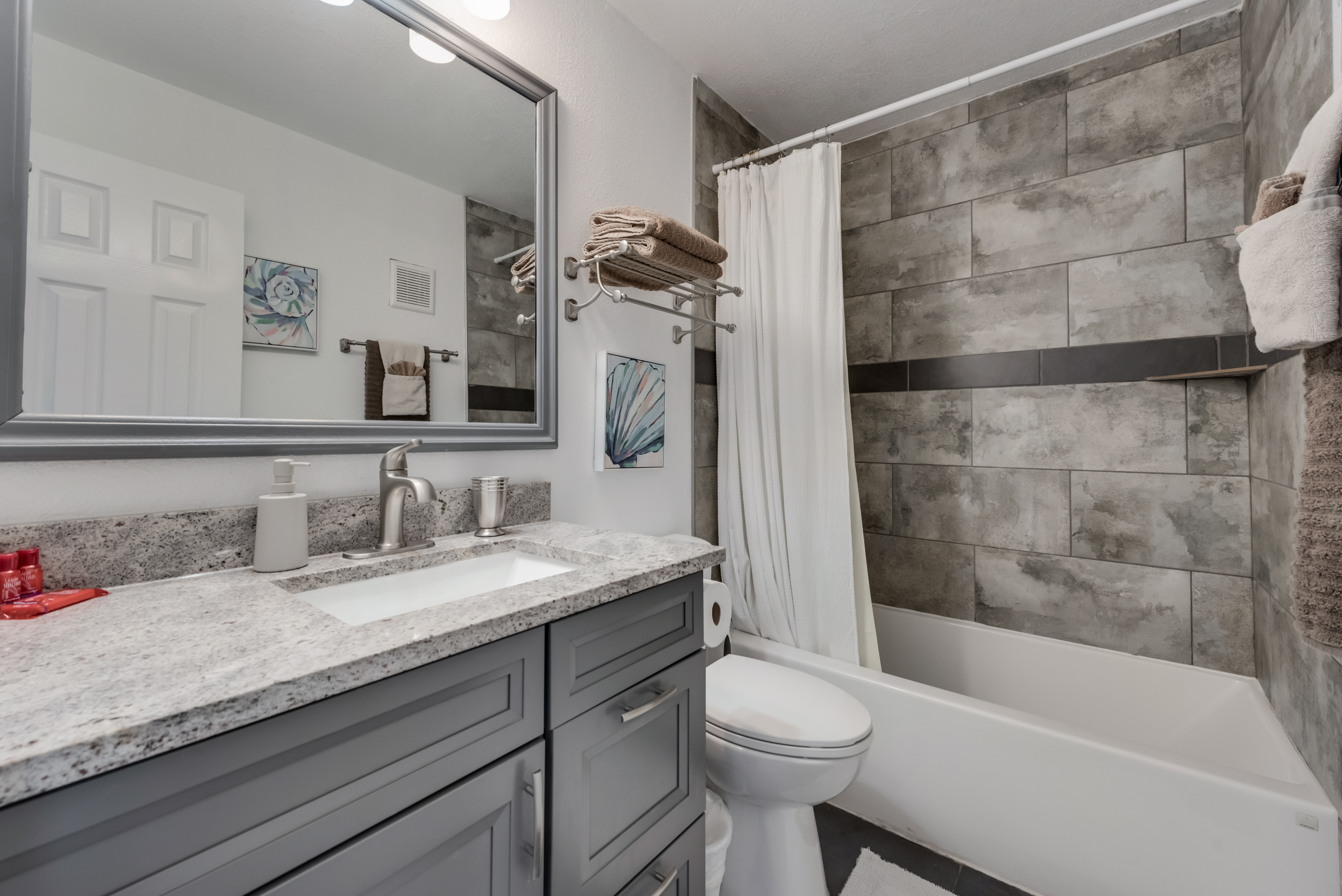 I65 - Apt|Patio|11mi to Convention Ctr|Sleeps 2 | Photo 1