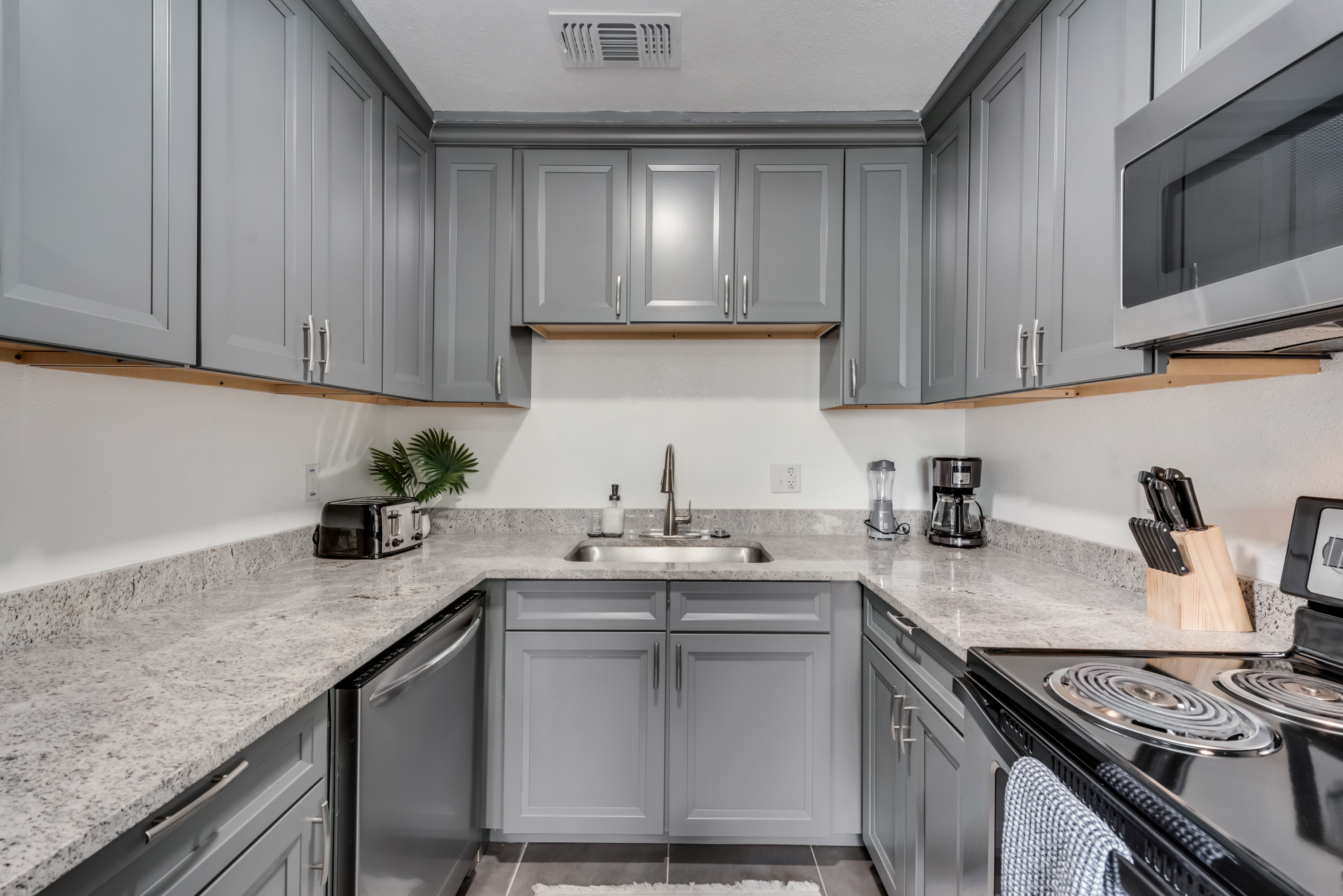 I65 - Apt|Patio|11mi to Convention Ctr|Sleeps 2 | Photo 8
