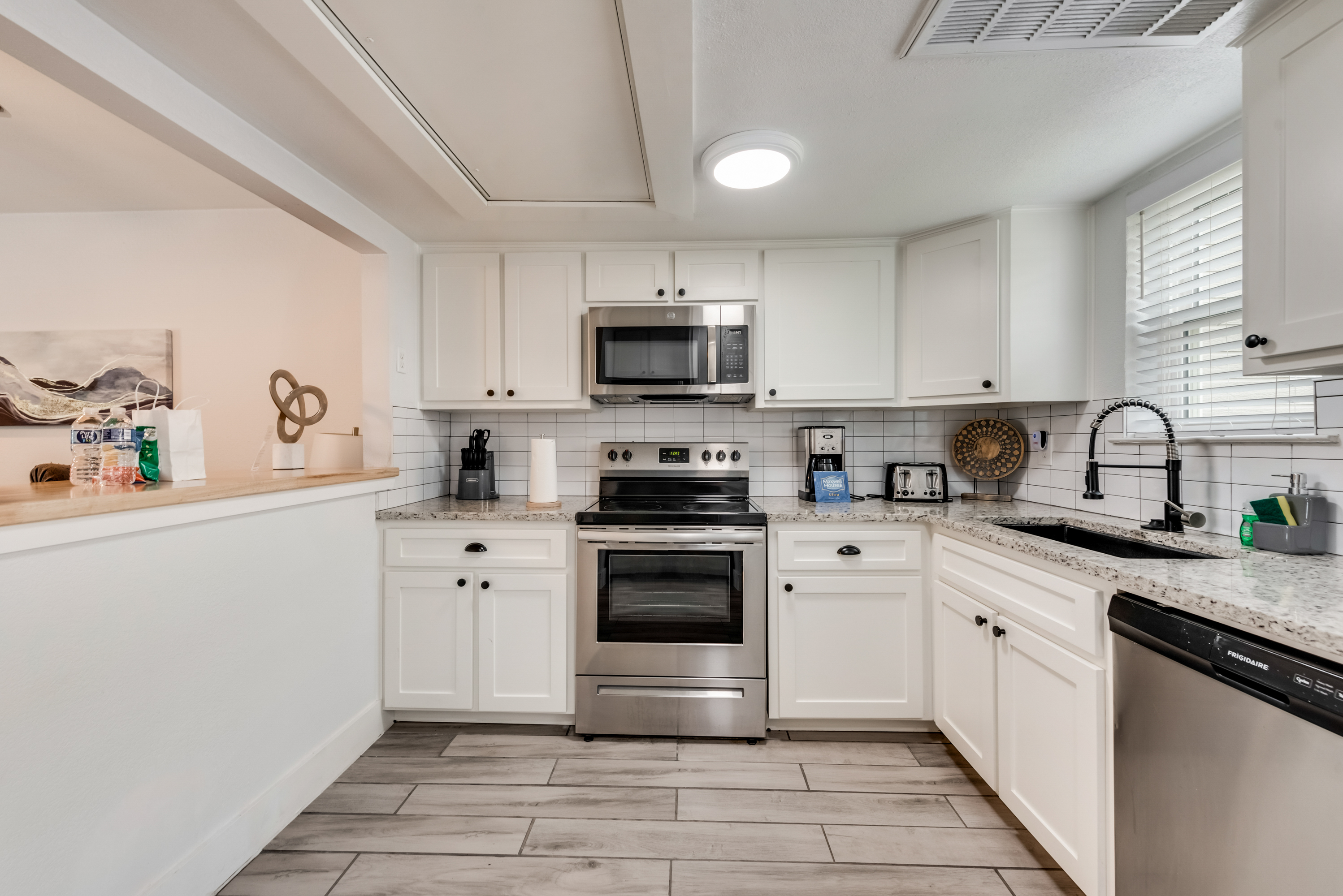 I69 - Apt|Patio|11mi to Convention Ctr|Sleeps 2 | Photo 6