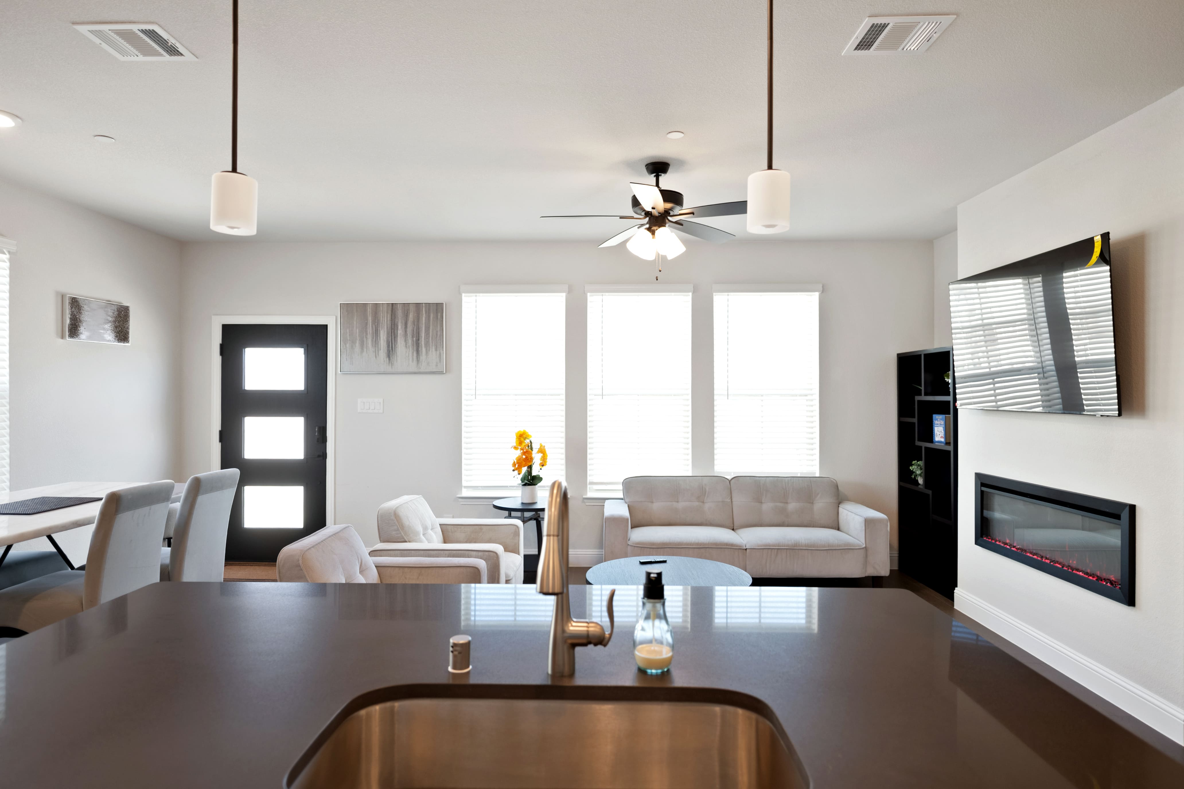 PL088 - Home|Yard|16mi to Convention Ctr|Sleeps 8