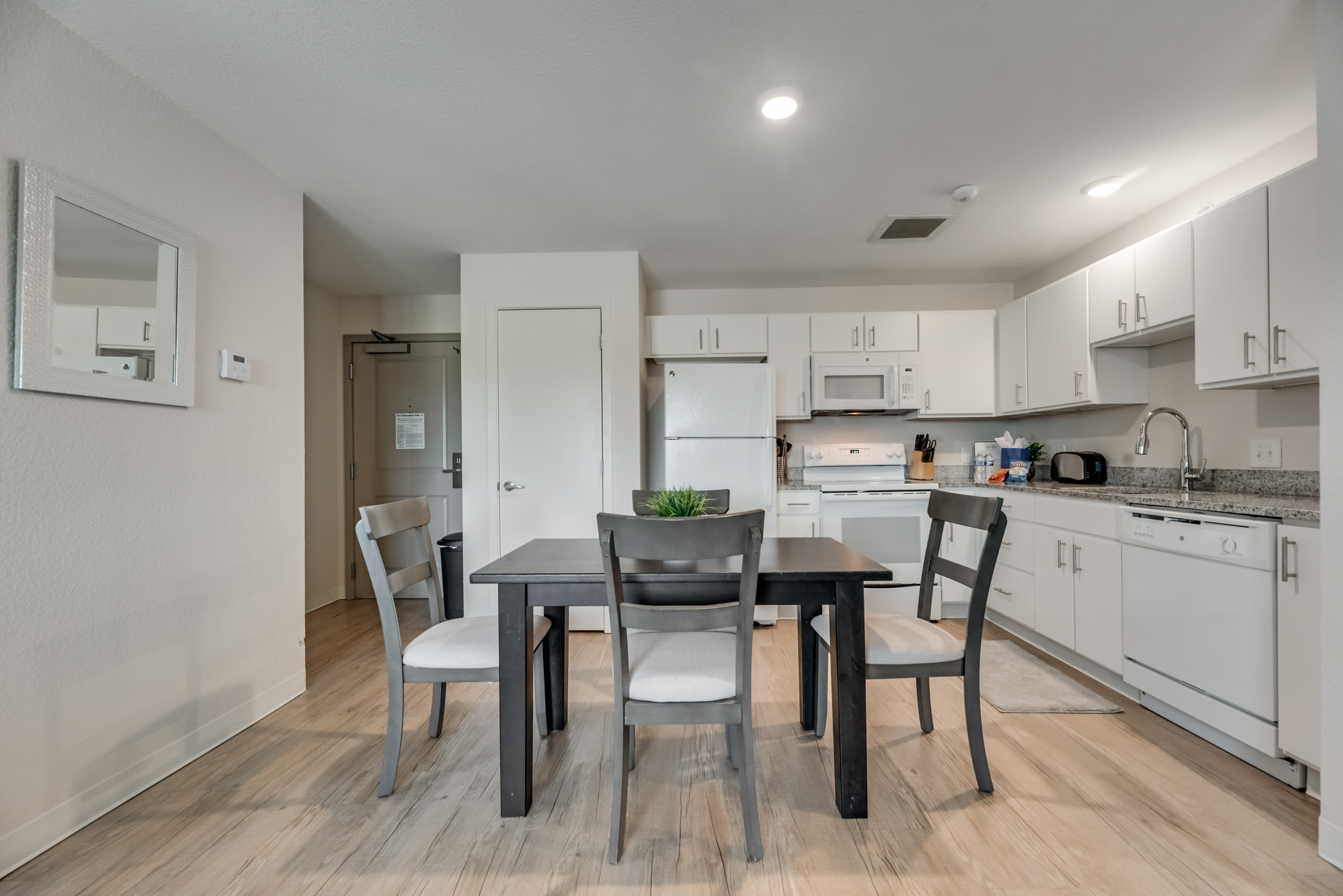 RD402 - Home|Yard|12mi to Convention Ctr|Sleeps 6 | Photo 6