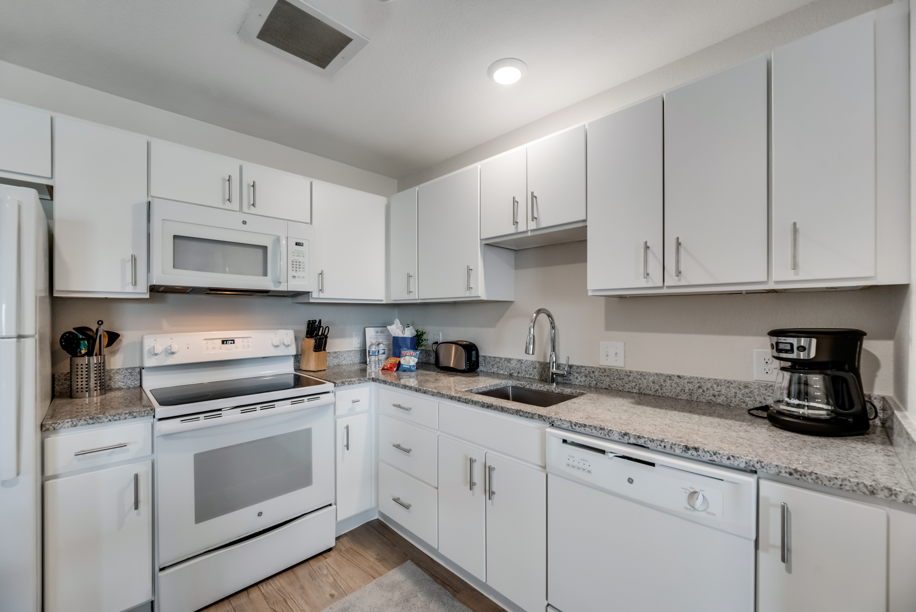 RD402 - Home|Yard|12mi to Convention Ctr|Sleeps 6 | Photo 8