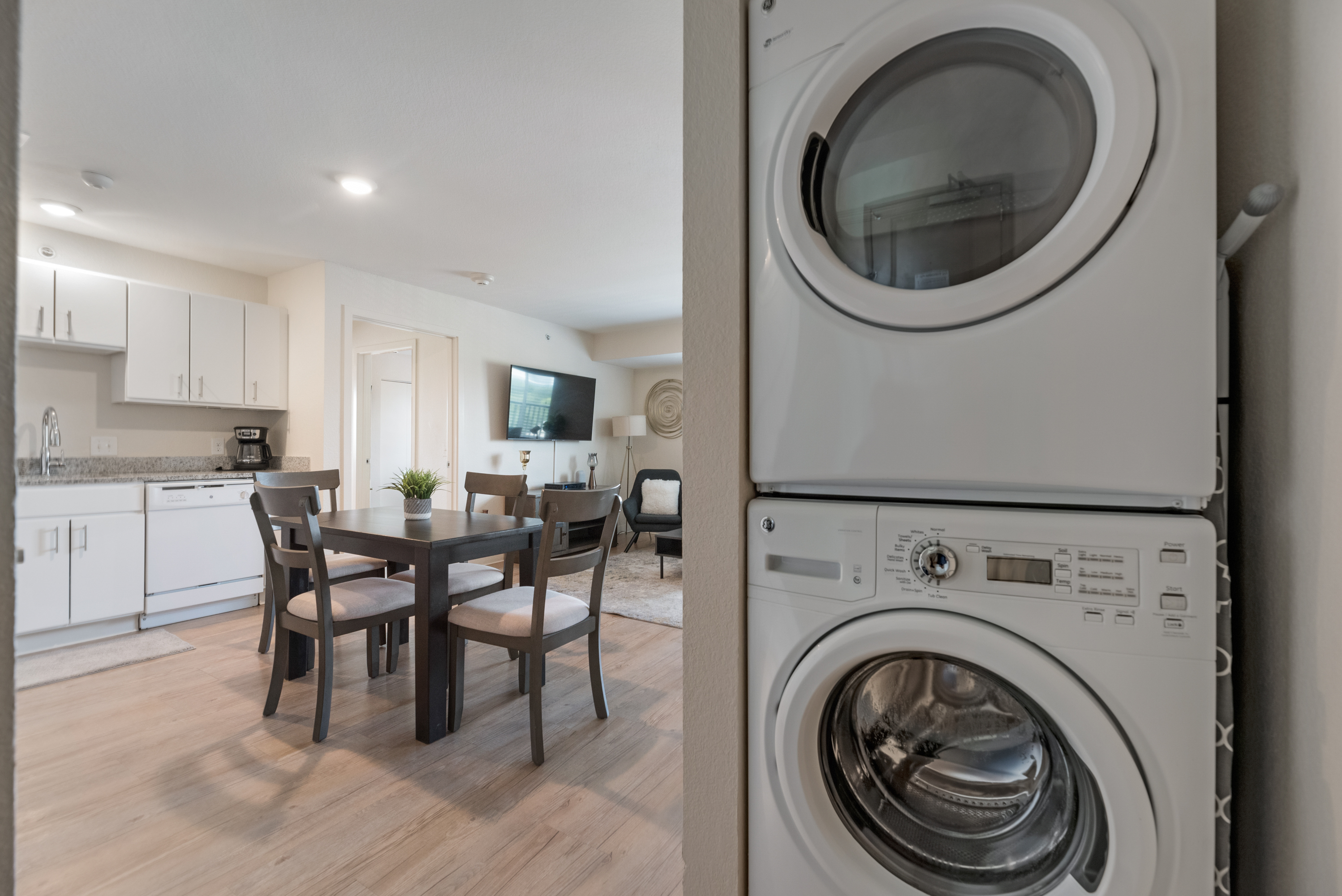 RD402 - Home|Yard|12mi to Convention Ctr|Sleeps 6 | Photo 9