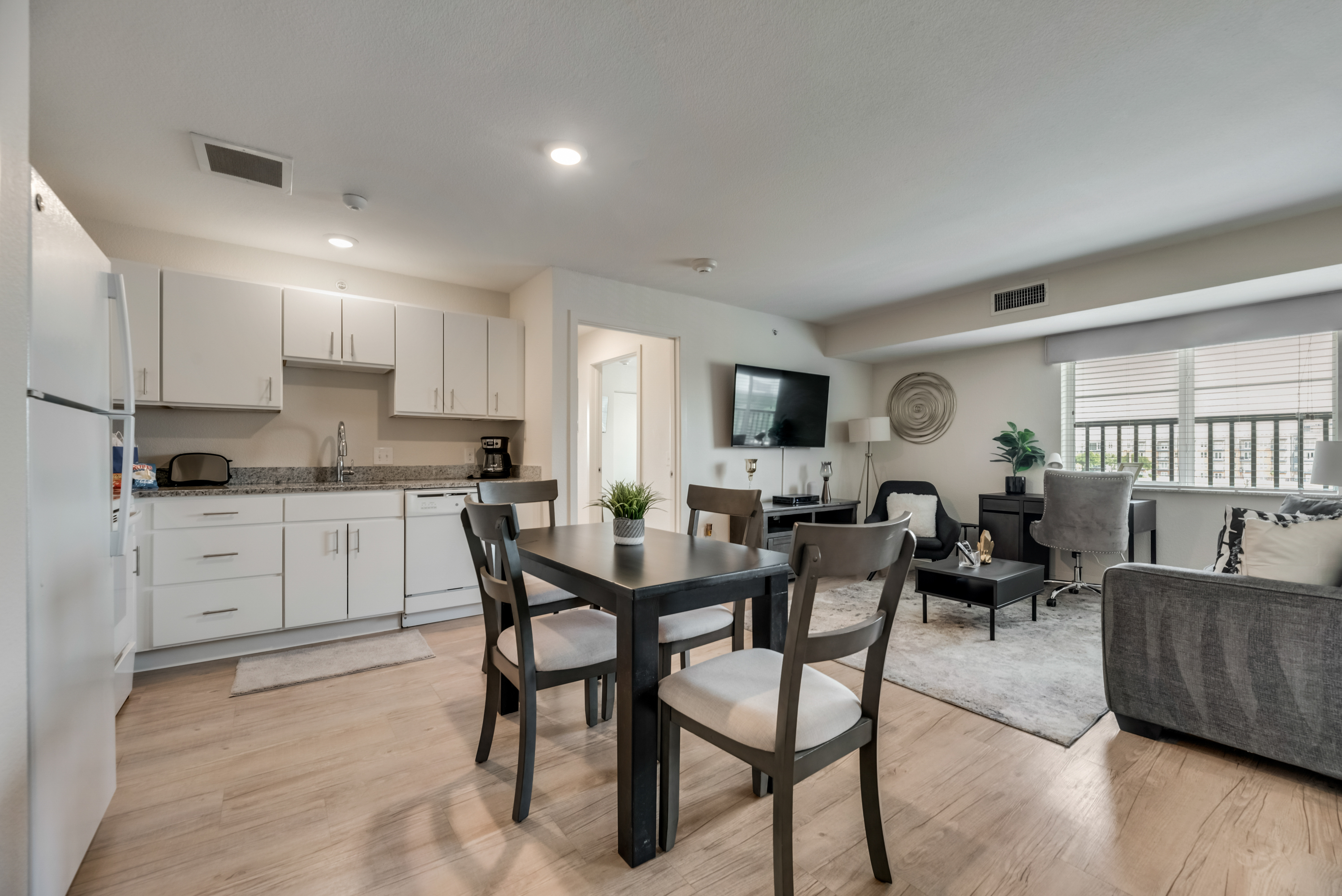 RD402 - Home|Yard|12mi to Convention Ctr|Sleeps 6 | Photo 4