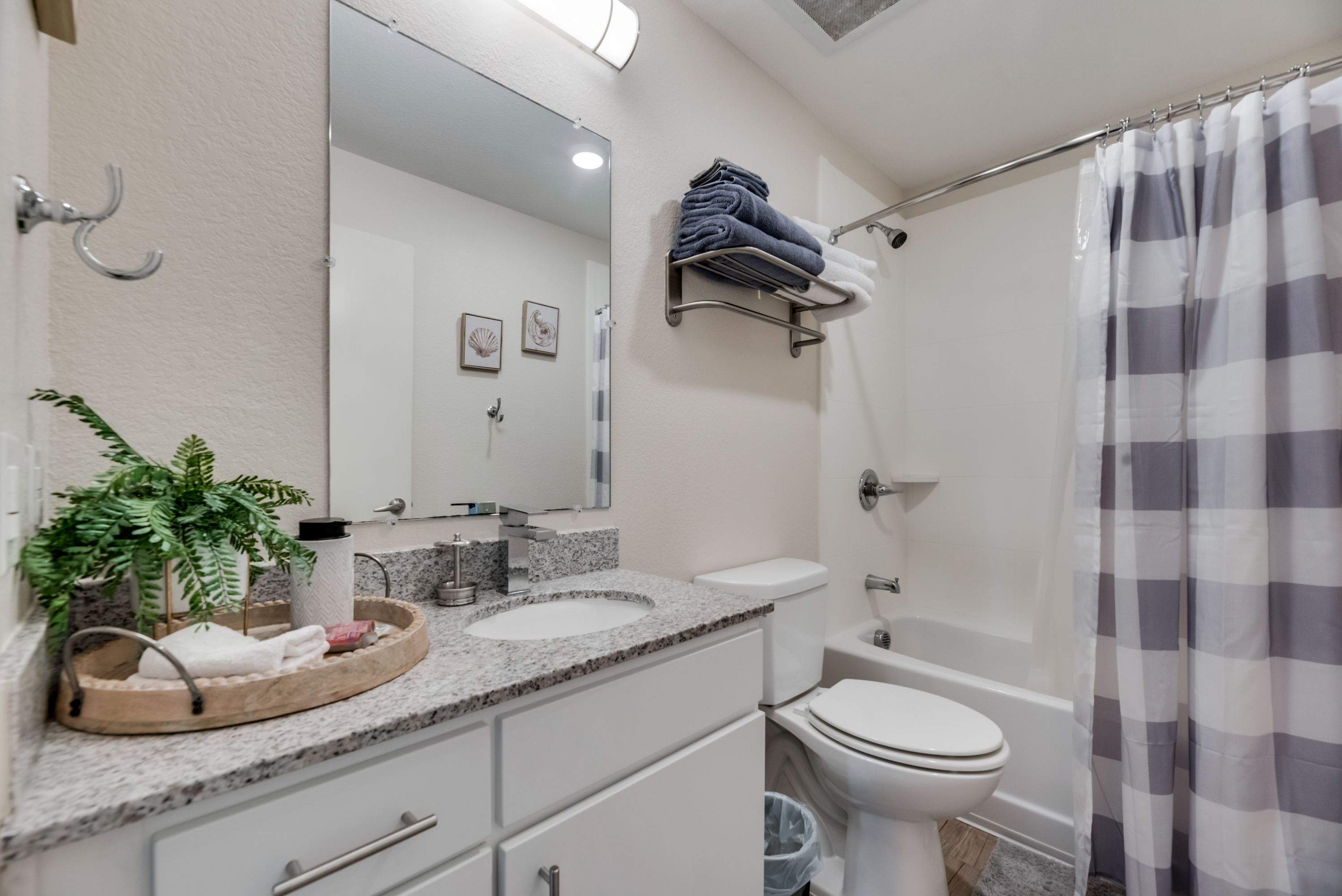 RD402 - Home|Yard|12mi to Convention Ctr|Sleeps 6 | Photo 12