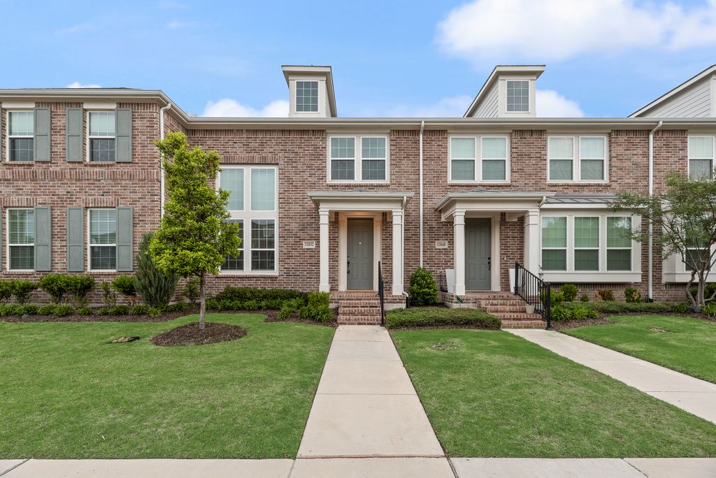 FS832: Modern 2BD/2.5BA Townhome in Frisco