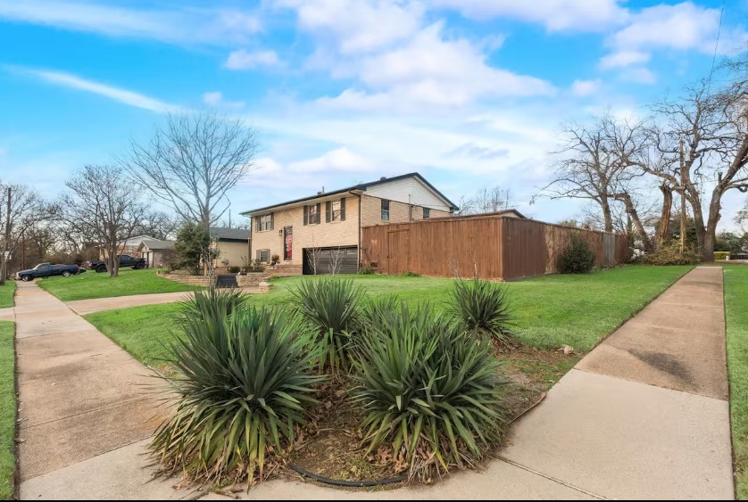 I129 - 3BD Pool Retreat | Fire Pit & Backyard | Irving | Photo 7