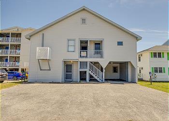 Barnett House Bottom - Oceanfront - Windy Hill Section, a Vacation Rental in Myrtle Beach