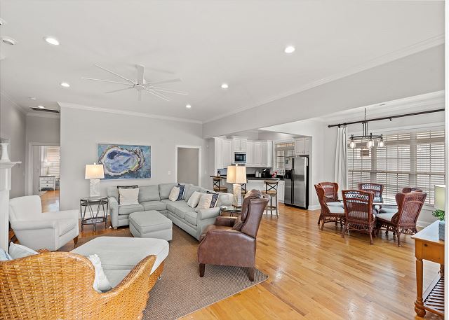 Living Room/Dining Area