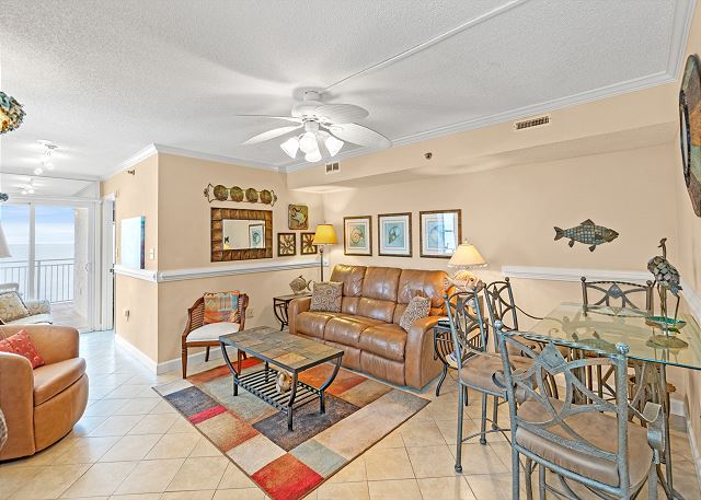 Living Room/Dining Area