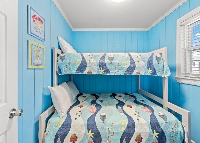 Runaway Bay - 3rd Row - Beach House - Crescent Beach 18