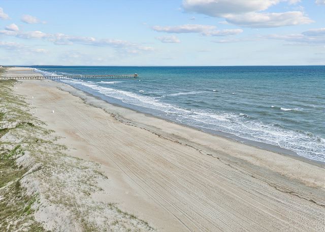 Shipwatch - Charming Oceanfront Getaway – 3BR/2BA with Direct Beach Access