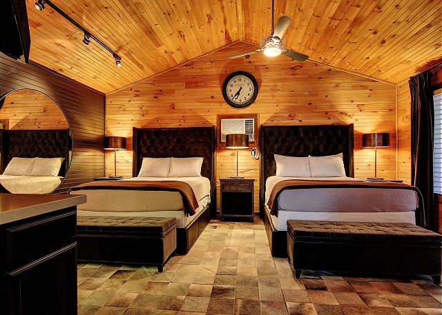 2 Queen beds! Main Cabin. 