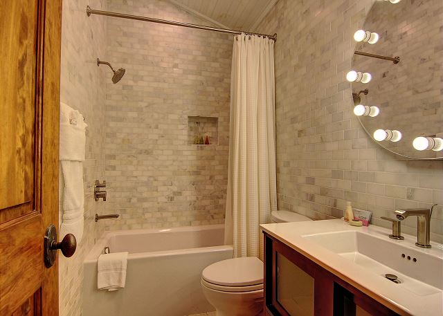 Full bathroom in main cabin!
Provided with hotel size amenities, bath towels and 2 rolls of toilet paper!