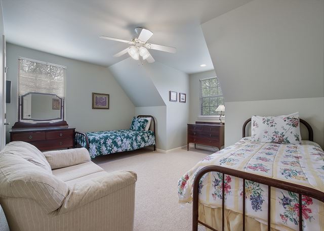 Upstairs guest bedroom with 2 twin beds!