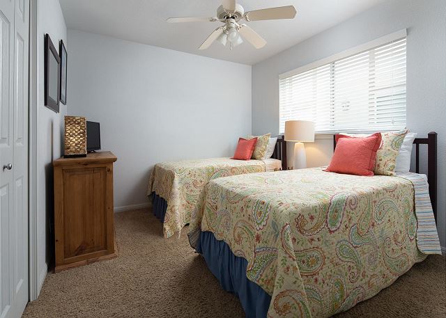 guest bedroom with 2 twin beds 
