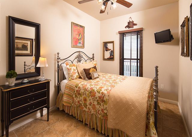 Guest bedroom with a queen size bed! 