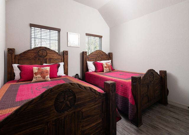 The second guest room has 2 queen beds. 