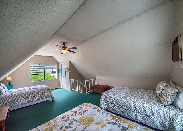 Spacious loft with 3 Queen beds!