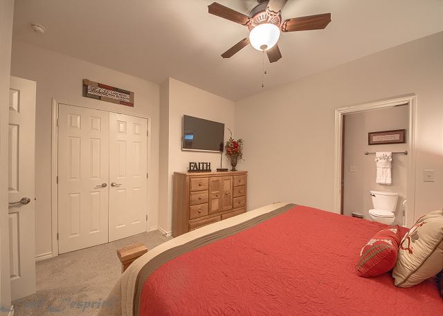 Master bedroom has a King size bed and an en suite private bathroom!