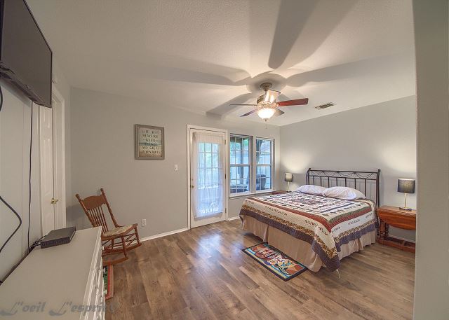 One bedroom downstairs with a queen bed, private screened in porch with river view and a private bathroom.
