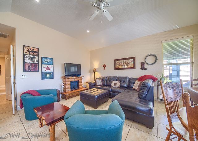 Plenty of seating in this spacious living area!
