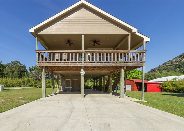 This newly constructed luxurious 4 bedroom /3 bath home sleeps 12 guests comfortably. Does not have a river view. 