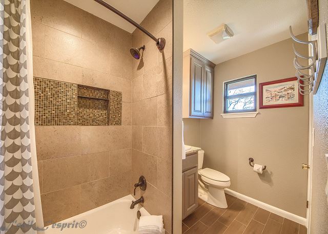 The 2nd bathroom is located by the 3 guests’ rooms. 