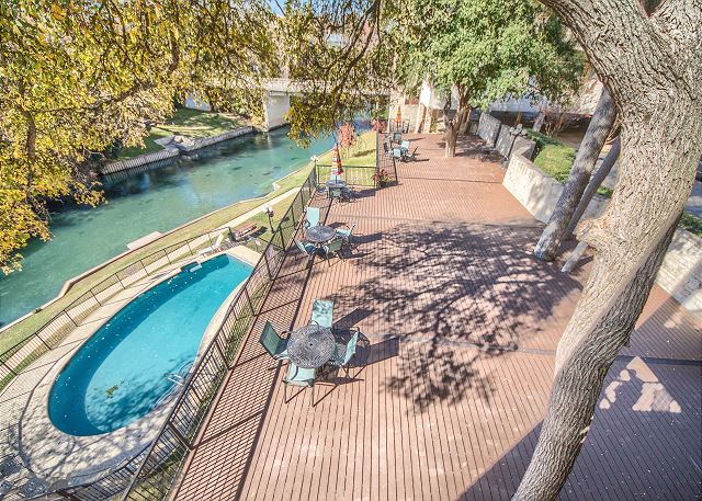 Wonderful large deck overlooking the Comal River.