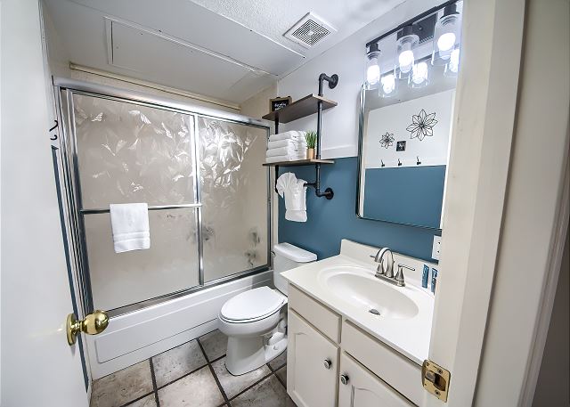 Upstairs guest bathroom with shower/tub combo