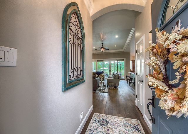 Beautiful Entry way leading into the living room! 