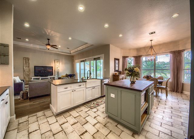 Fully Stocked Kitchen! 