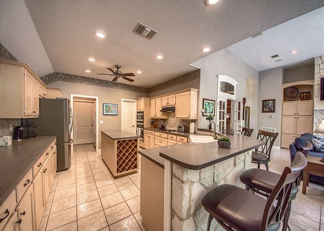 Kitchen Bar Seating for 4.