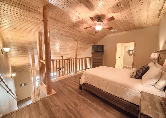 Beautiful loft with queen sized bed! 