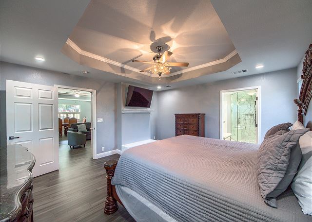 Keep me in Mind: Guest bedroom with Queen sized bed and access to the covered patio! 
