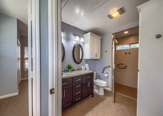 Keep me in Mind: Full Bathroom with walk-in shower.