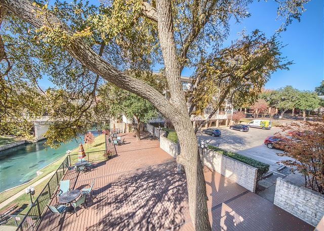 Top deck with views of the stunning Comal River! 