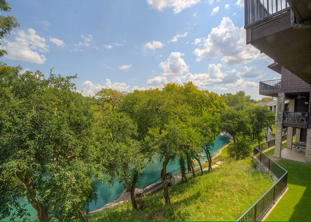 Beautiful Views of the Comal River! 