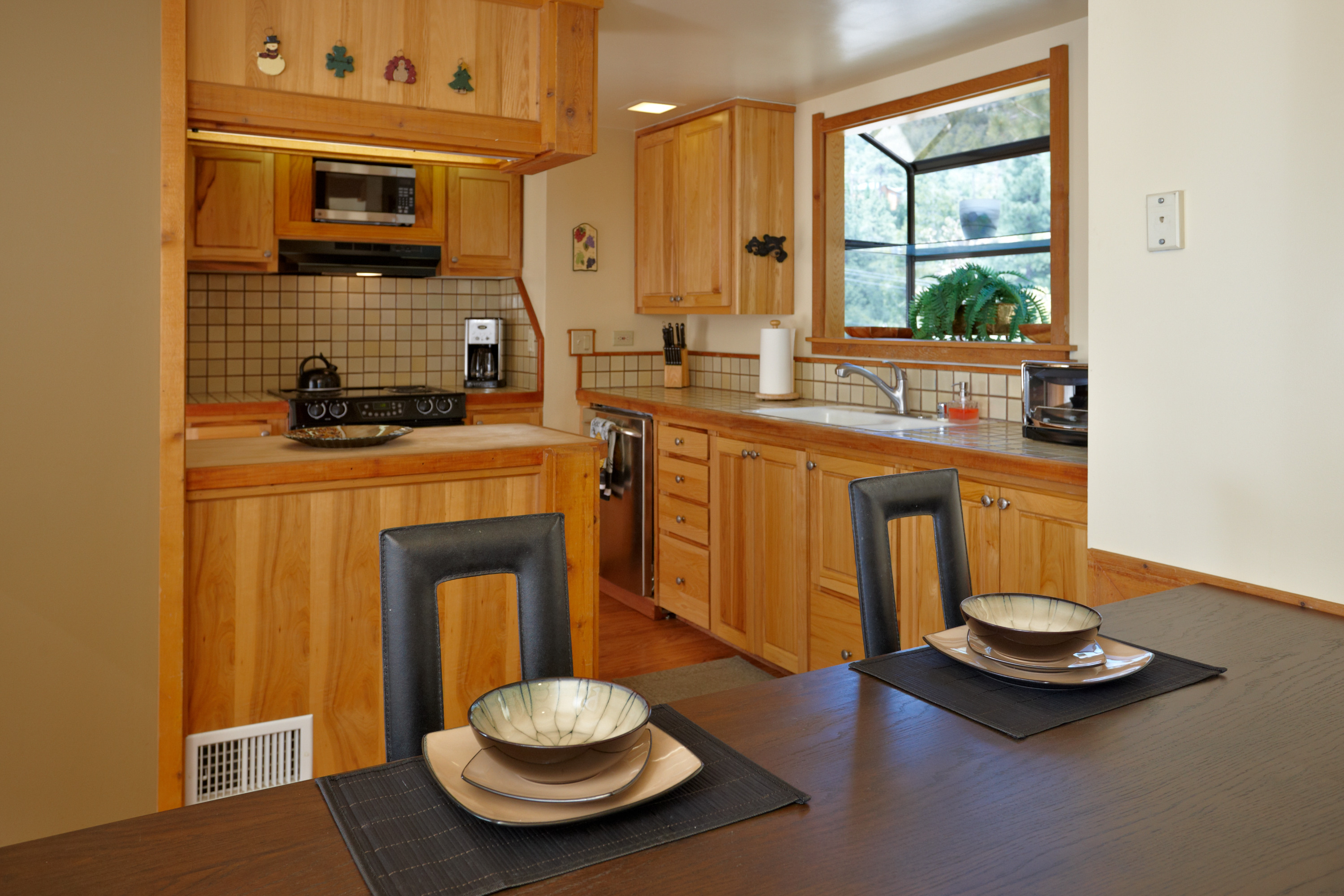 Kitchen conects with dinning room-Original