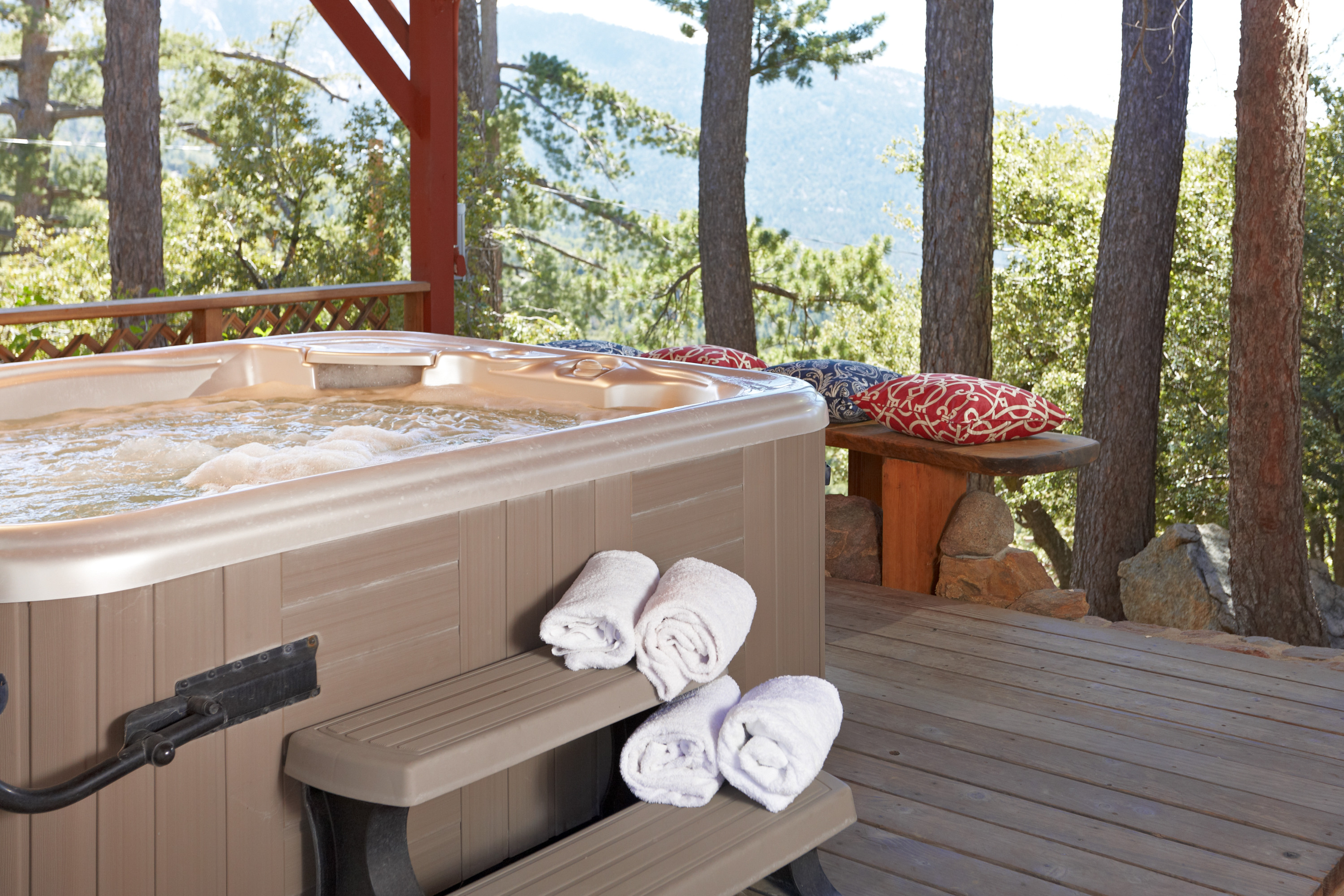 Large hot tub with awesome views.-Original