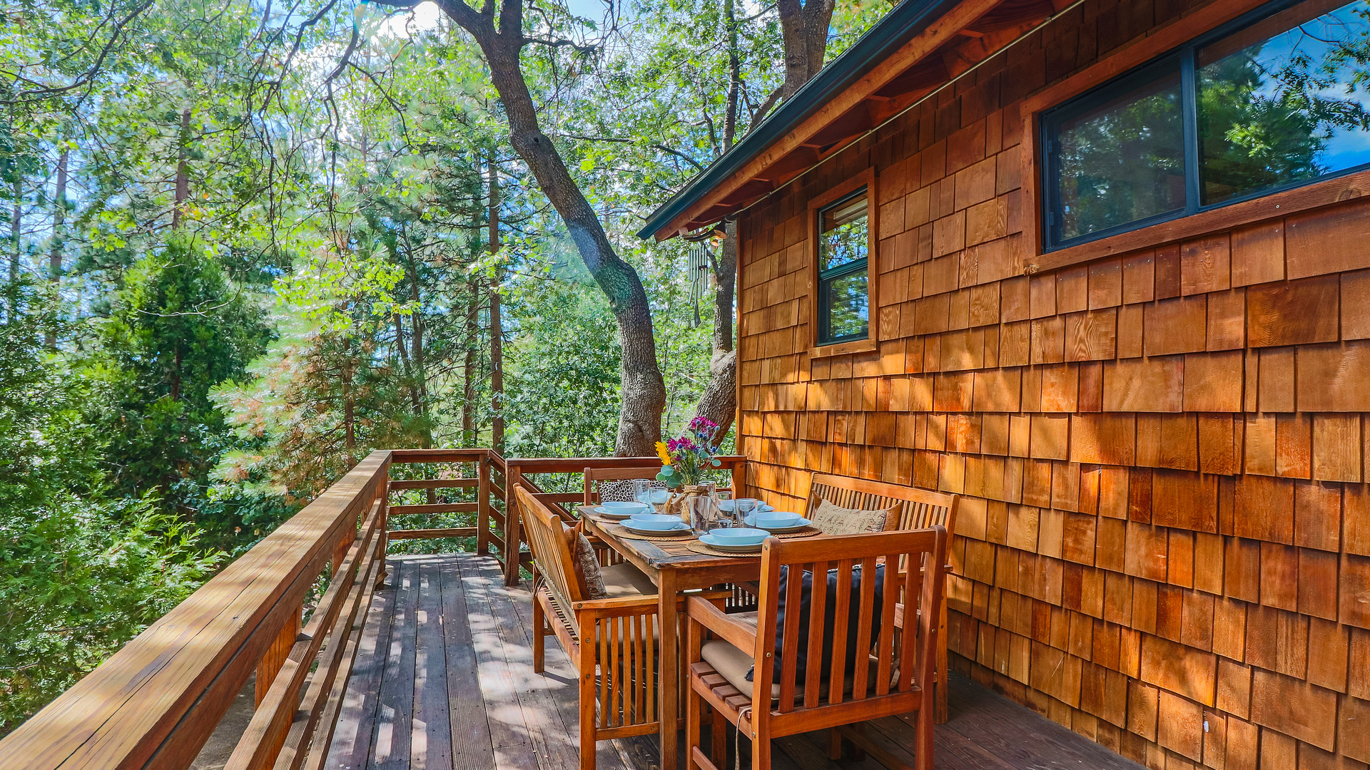 Outdoor dining on the deck.-Original