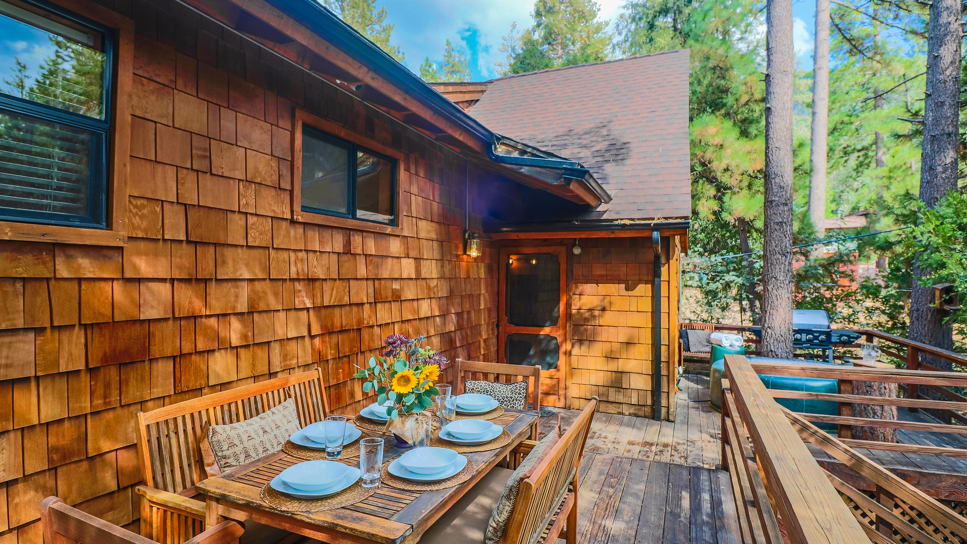 Outdoor dining on the deck.-Original