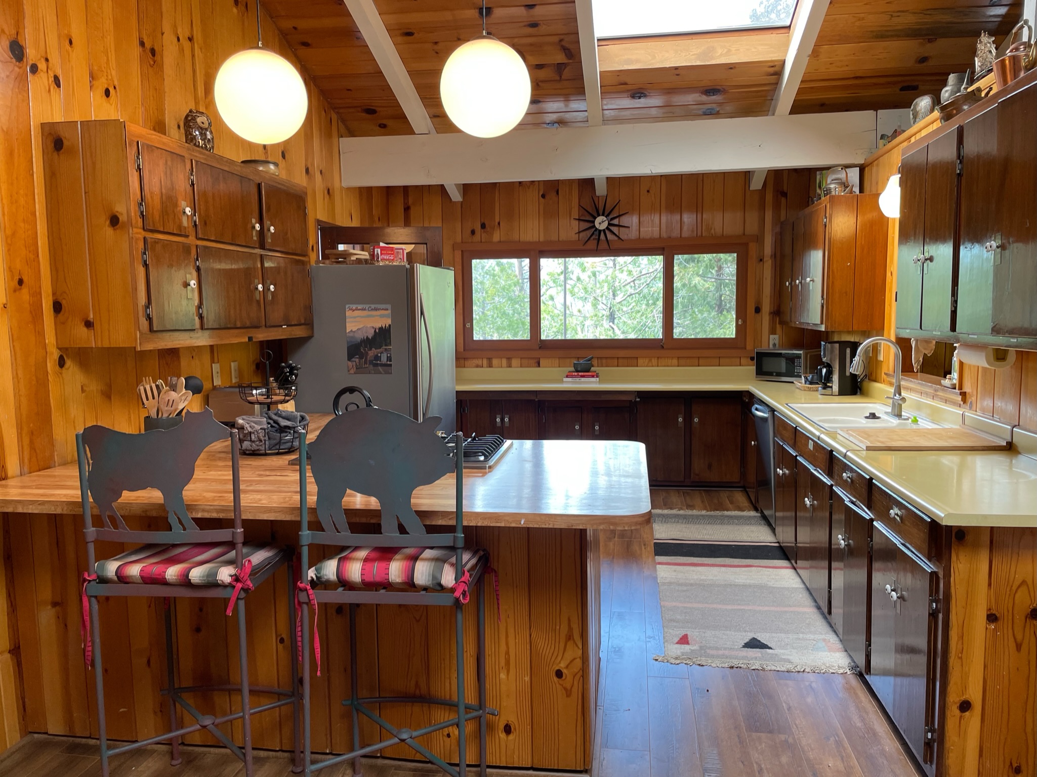 Breakfast bar in kitchen has seating for 2.-Original