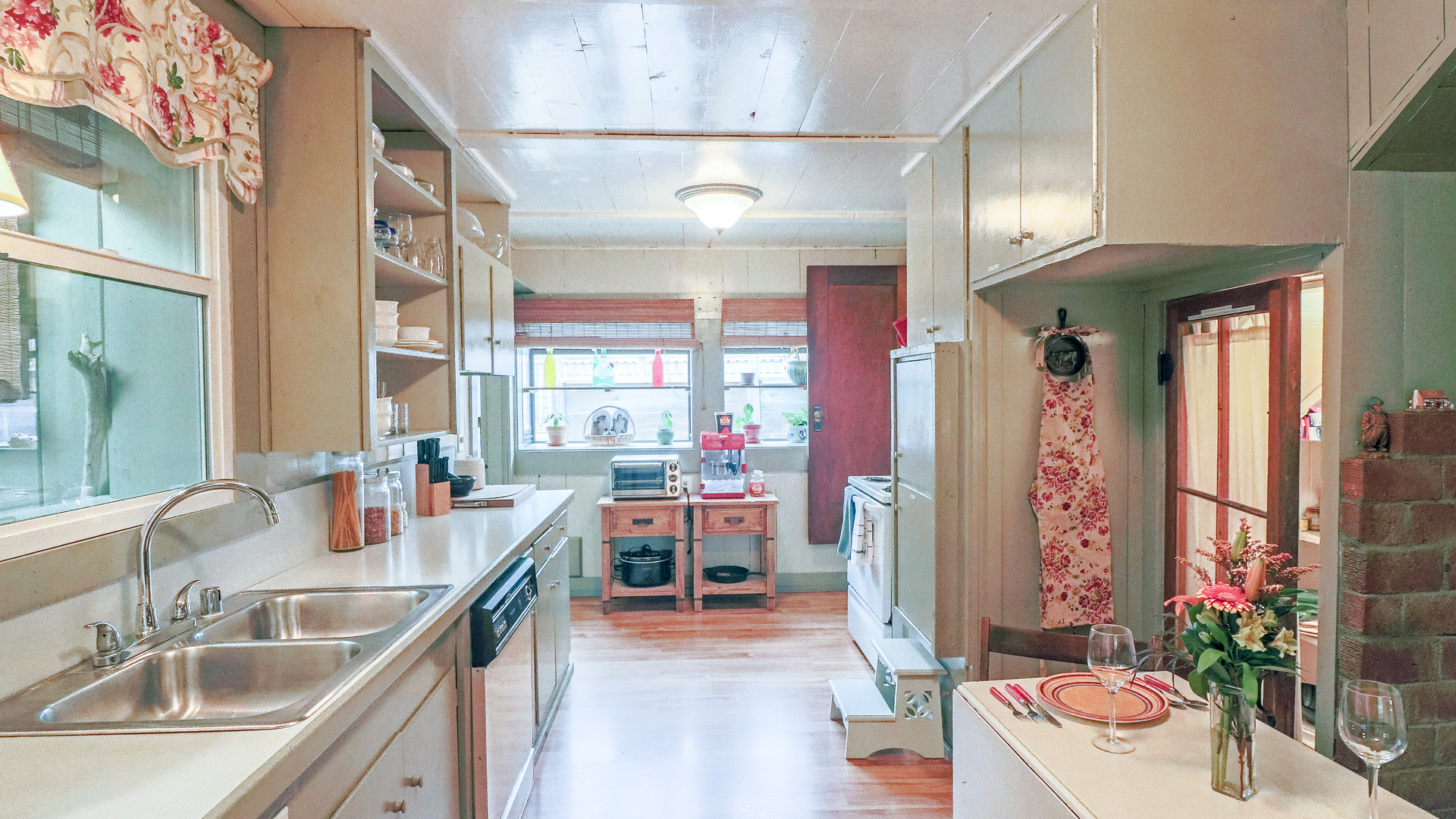 Spacious kitchen filled with everything you need to cook a delic-Original