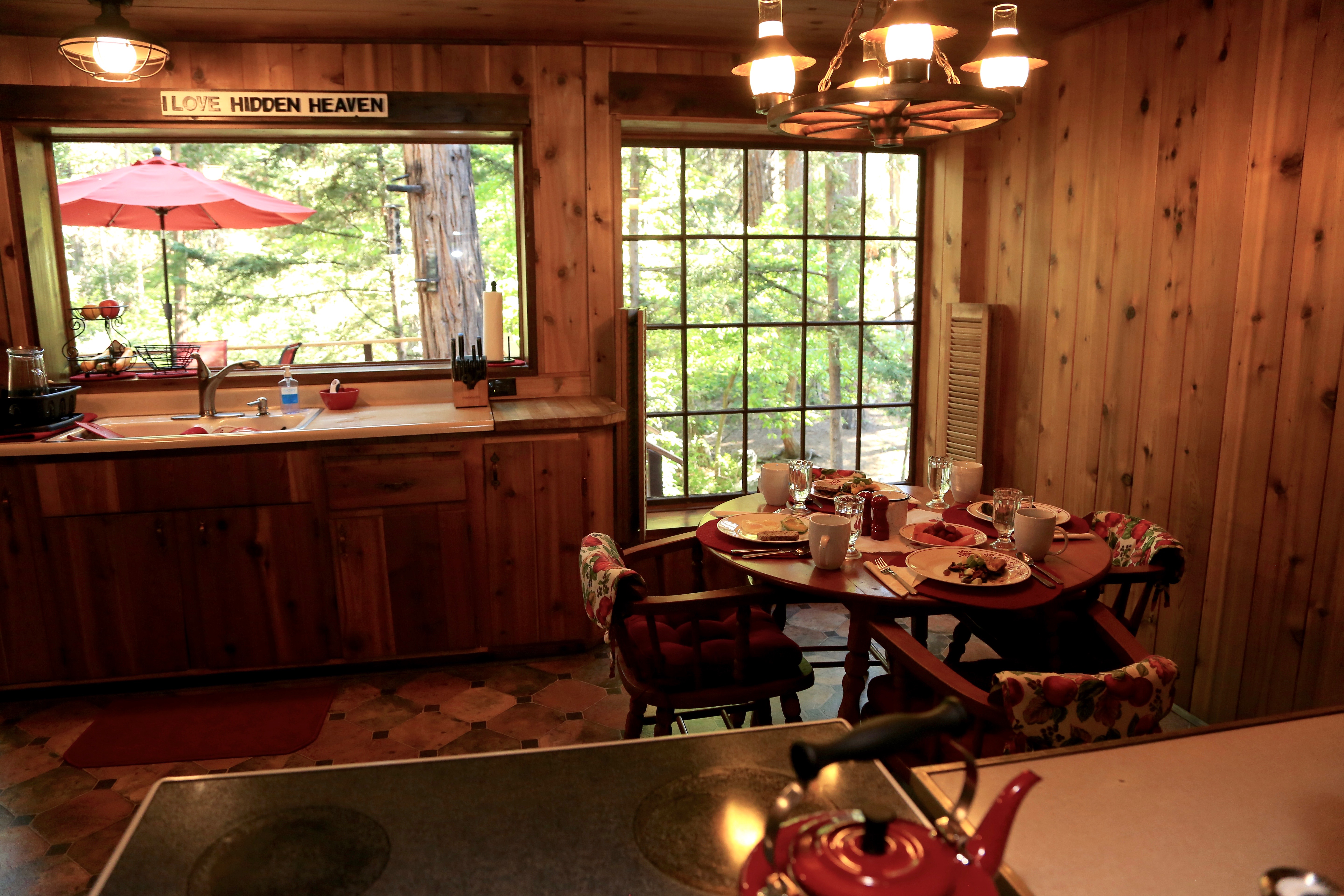 Kitchen table w/dining for 4 has a lovely view of the Strawberry-Original